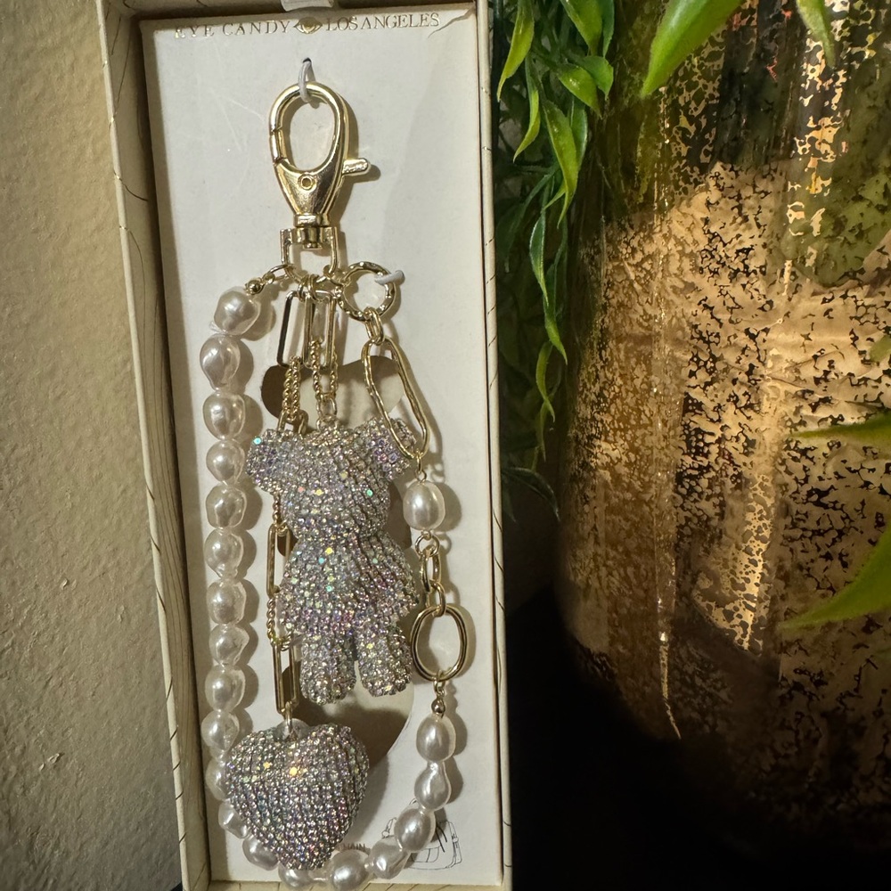 Sparkling Teddy & Heart Pearl Keychain - Gold Hardware